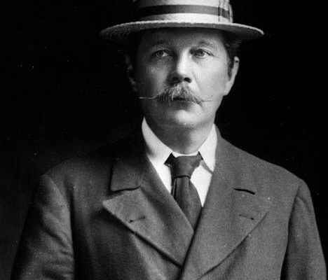 Black and white photo of Sir Arthur Conan Doyle.